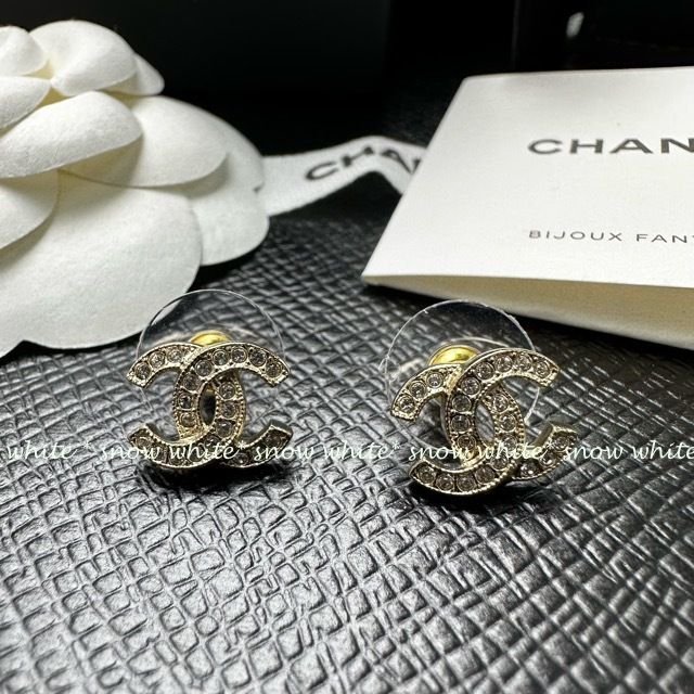 明日着 入手困難 キラキラ♪ クリスタル CCマーク ピアス CHANEL