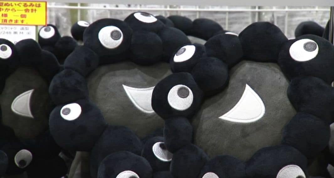 入手困難「黒のミャクミャク」ぬいぐるみも登場 万博ストアが期間限定
