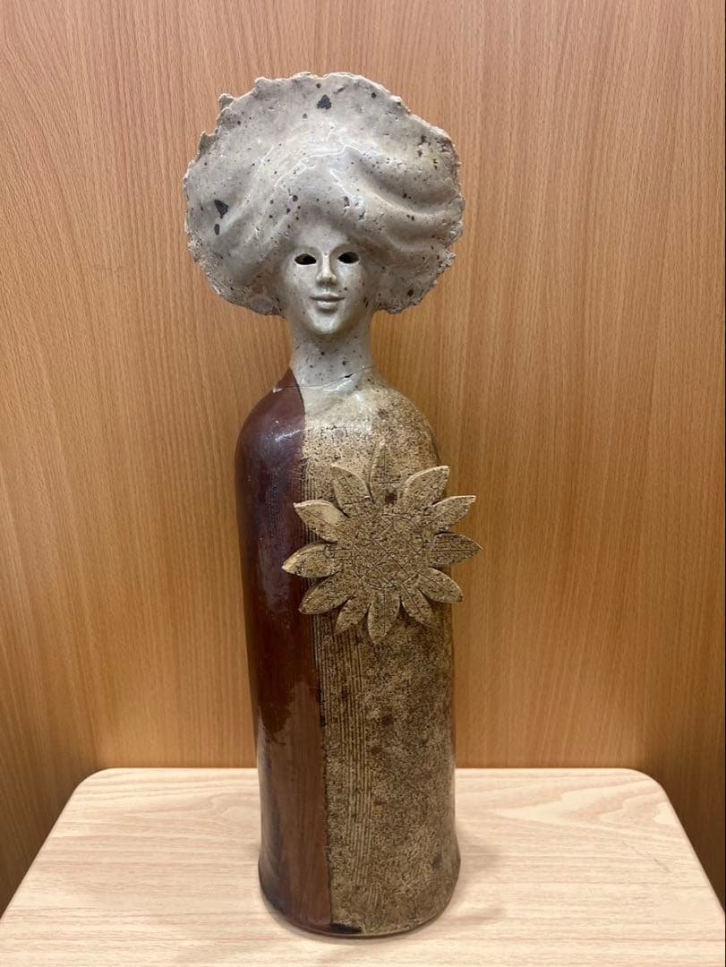 陶器製女性像オブジェ ひまわり付き お花をもつ女の子 ひまわり | 木のおもちゃ専門店 おもちゃ箱 イカロス