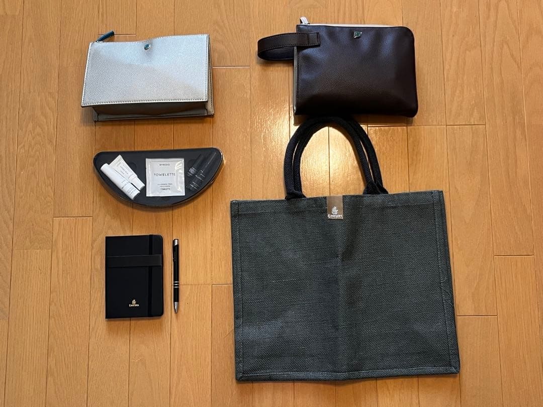 エミレーツ航空ファーストクラスアメニティバッグ(女性用、男性用)、トートバッグ等 エミレーツ航空、秋冬シーズン向けのブルガリのスタイリッシュな